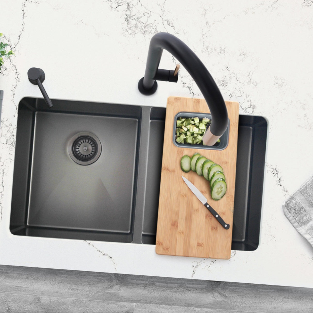18" Bamboo Cutting Board with 1 Collapsible Container