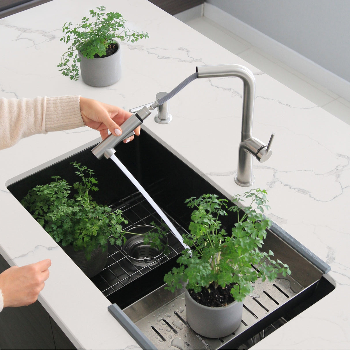 Stylish Single Handle Pull-Down Kitchen Faucet Dual Mode - image 14