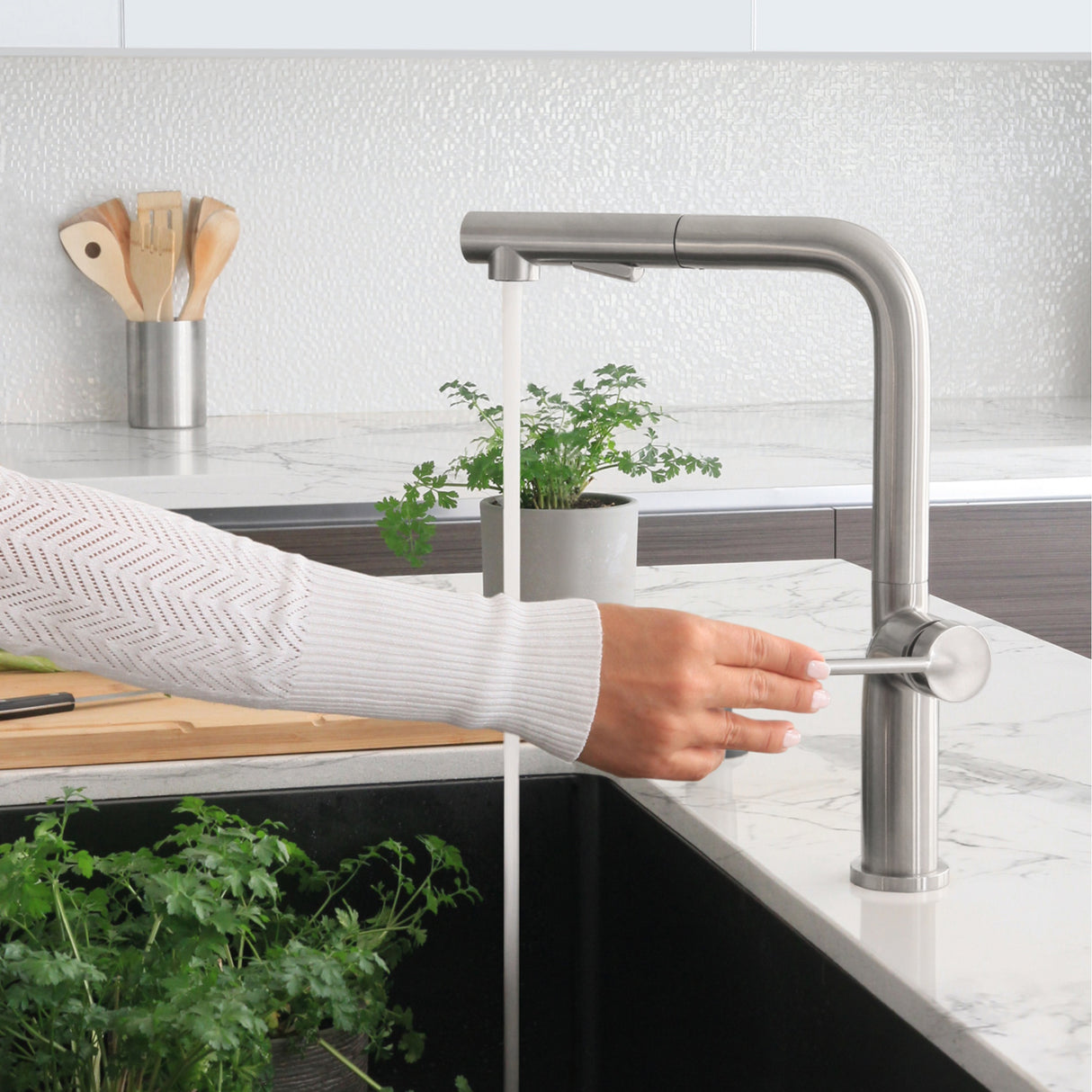 Stylish Single Handle Pull-Down Kitchen Faucet Dual Mode - image 2