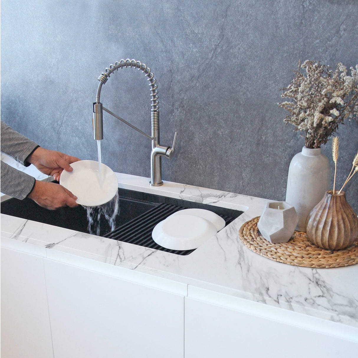 Stylish Pull-Down Kitchen Faucet Single Handle Dual Mode - image 2