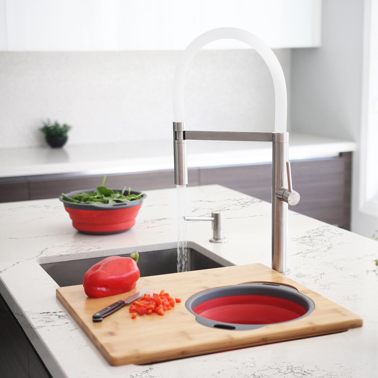 Stylish Single Handle Pull-Out Kitchen Faucet Dual Mode - image 2