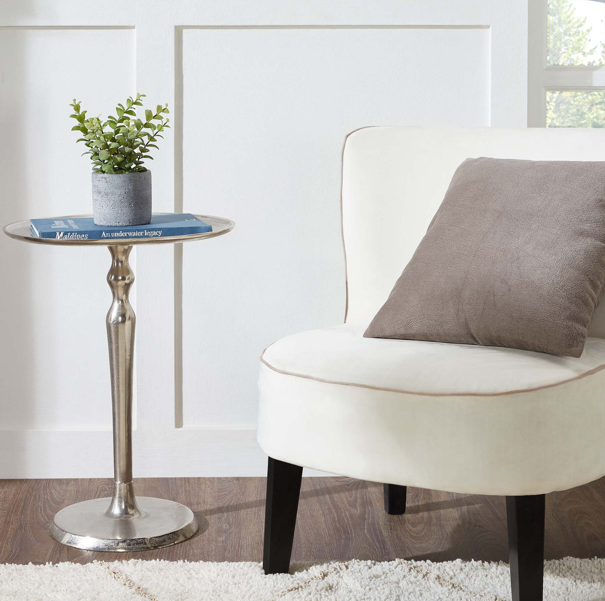 KARLEN 17" W x 22" H x 17" D