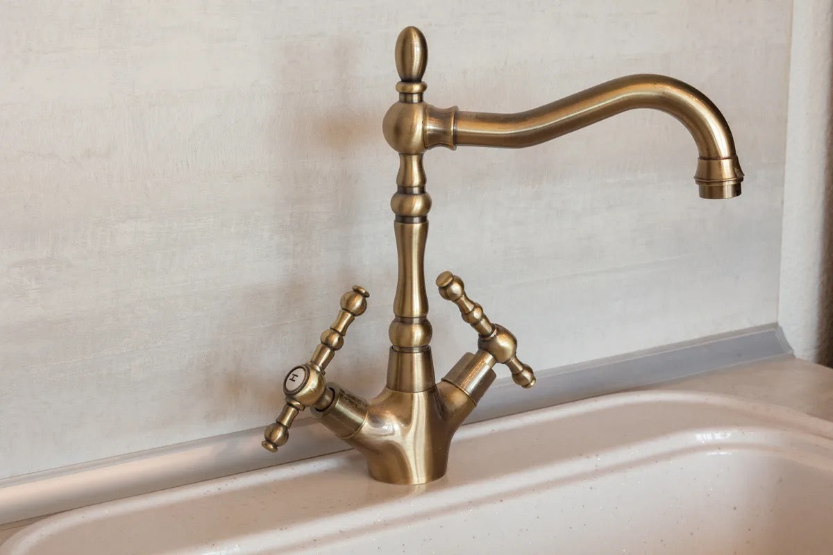Bronze finish bathroom faucet