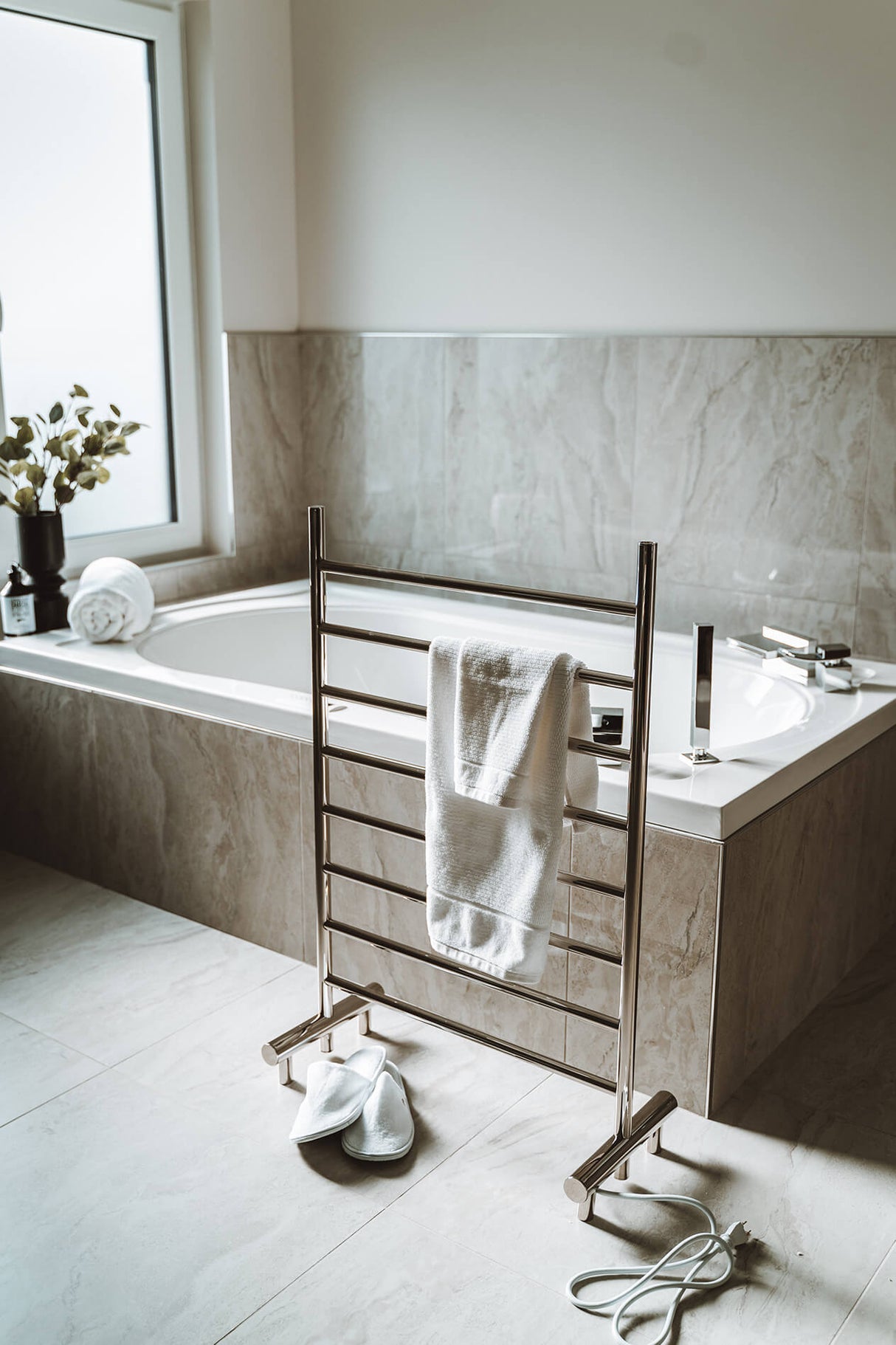 25"x38" Kontour Camber Electric Towel Warmer