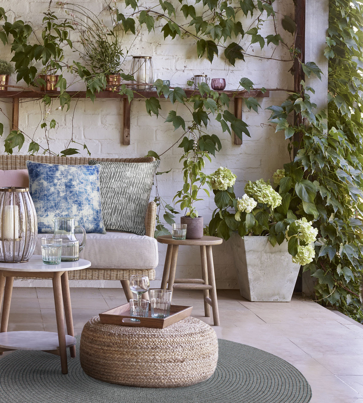 Chantilly 22 W x 22 H x 3 D